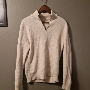 Vit stickad tröja med half zip - Säljer en vit stickad tröja från These Glory Days i storlek small. Tröjan har långärmad design, ribbad krage och en snygg half zip-dragkedja framtill. Materialet är mjukt och strukturerat, perfekt för kyliga dagar. Enkel och clean look som funkar till jeans eller chinos. Använd cirka 5 gånger.👌