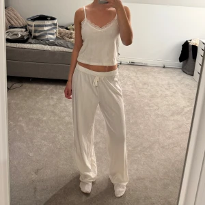 Pyjamas set - Vitt pyjamas set i storlek S, skkriv om du har några frågor🥰