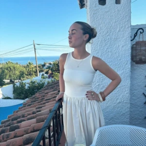 Klänning Source Unknown - Klänning från märket SOURCE UNKNOWN, knappt använd och nypris ligger runt 2000 kr💛