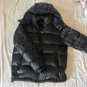 Vinterjacka  Ralph Lauren - Snygg svart pufferjacka från  Ralph Lauren med huva och dubbla dragkedjor. Perfekt för kalla dagar och riktigt skön att bära. Klassisk och stilren design. Riktigt bra skick och storlek S! Nypris: 6000kr