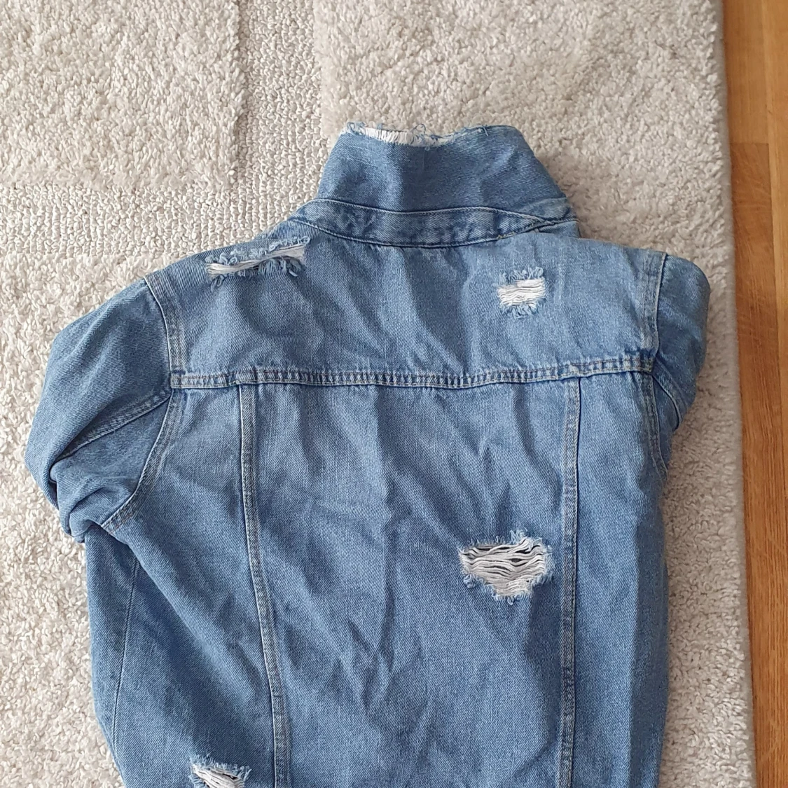 Blå jeansjacka med slitningar - 2