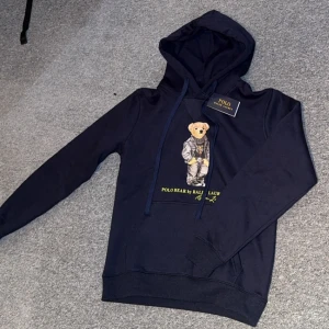 Polo bear hoodie - Helt ny storlek M|| skick:10/10|| riktigt skön nu till kylligare dagar|| vid funderingar är det bara att höra av sig💯