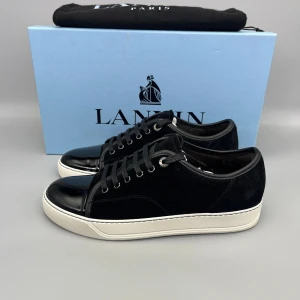 Lanvin Patent Cap Toe Svart | 39 - • Skorna är endast testade inomhus och som nya   • Storlek: 39 | UK5 (passar storlek 40)  • Färg: Svart  • Nypris i butik: 5000SEK  • Låda & dustbag medföljer 
