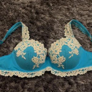 intimissimi bh - intimissimi bh utan push up, säljer då den är för liten i cupan dvs byter jag också mot 70c/75c. nytt skick då nästan aldrig använd. kan diskutera pris vid snabb affär