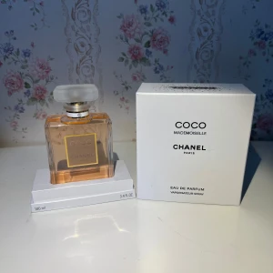Chanel Coco Mademoiselle EdP 100ml - Chanel Coco Mademoiselle Eau de Parfum 100 ml. Lyxig parfym i elegant, fyrkantig glasflaska med guldig etikett och frostad vit kork. Kommer i vit kartong med svart text och exklusiv guldig Chanel-design. Perfekt för dig som älskar klassiska dofter.
