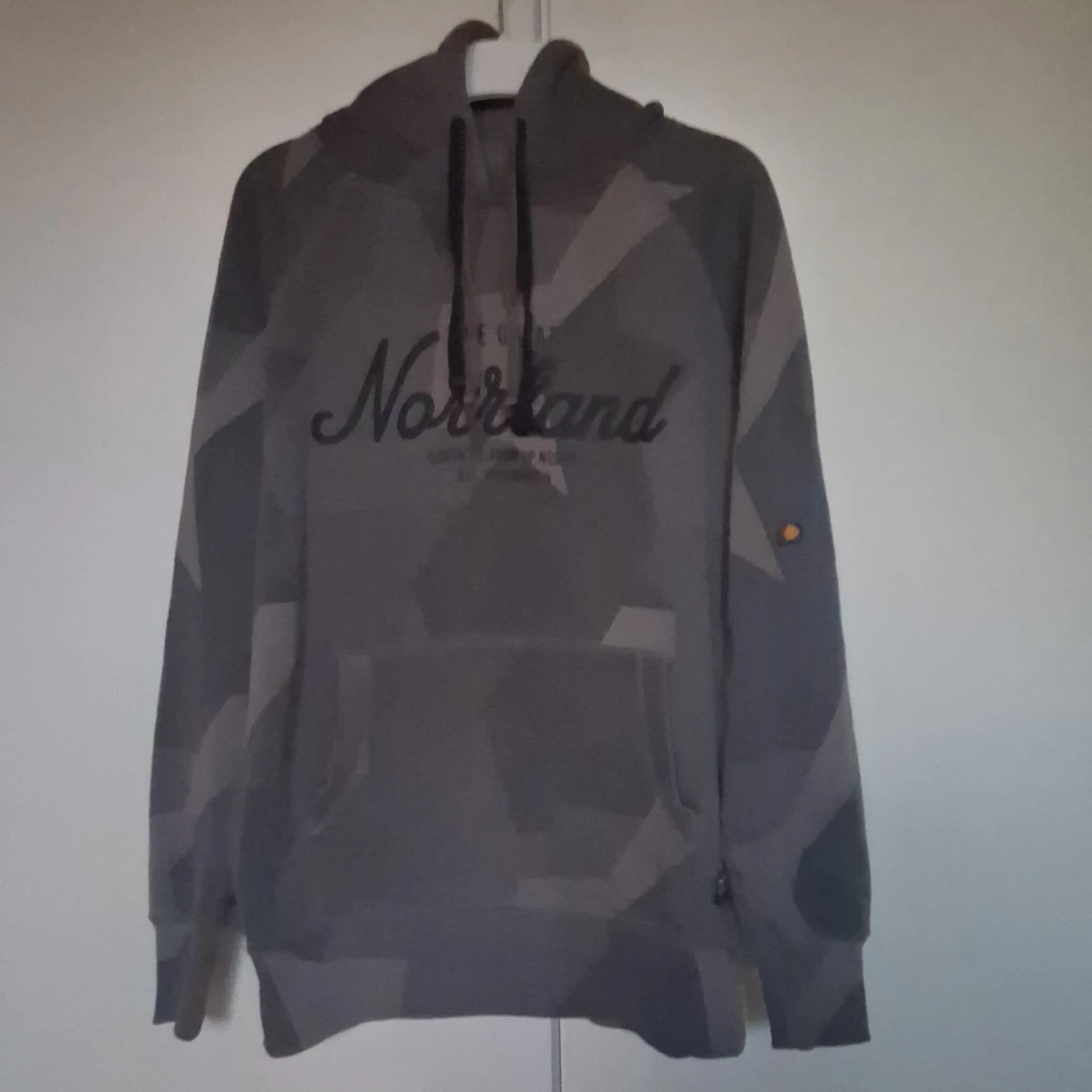 Grå camo hoodie Norrland
