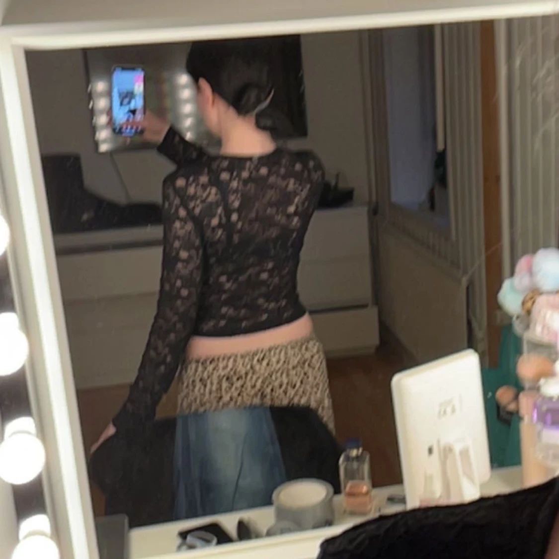 Svart spetsblus med v-ringning - 1