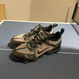 Nike Air Vapormax sneakers svart/grå - Nike Air Vapormax grå och svart färg, skorna är storlek 39 och är i använt skick men fortfarande väldigt fina