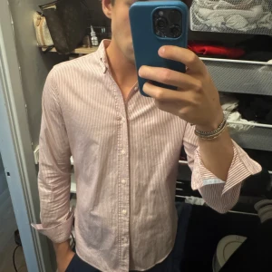 Randig skjorta från Oscar of Sweden - Snygg skjorta, Skjortan är i mjuk bomull och har en clean, tidlös look som funkar till många stilar. Aldrig använd köpt i Spanien för 98€