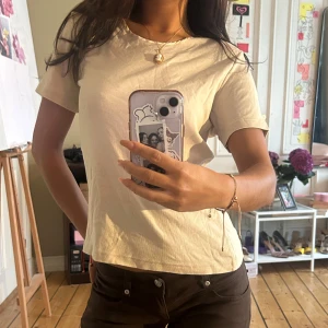 Basic beige tshirt - Kortärmad beige topp    💛 Längd: ~56cm, Axlar: ~43cm 💛