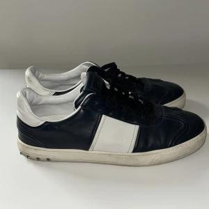 Valentino Fylcrews Navy Skor - Snygga Flycrews i marinblått läder. Några creases och lite smuts, samt en nit som saknas, men fortfarande riktigt fräscha sneakers. Skick: 8/10 Pris kan diskuteras 📦 Skickas eller möts upp