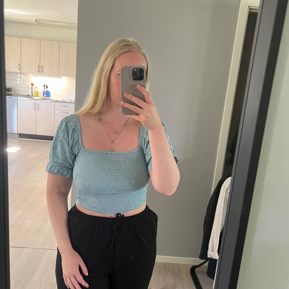 Ljusblå croppad topp med puffärm