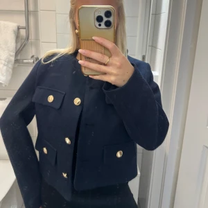 Jacka med guldknappar - Söt jacka från Zara med guldiga knappar💗storlek M men jag är vanligtvis xs/s. Aldrig använd 