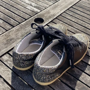 Svarta sneakers med glitterdetaljer från LIU.JO - Snygga svarta sneakers från LIU.JO köpta från zalando för cirka 1500 kr. Skornas design är ”smutsig” sula. Dem ser som nya ut på utsidan och näst intill på insidan också. Pris kan diskuteras 💕