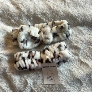 Leopardmönstrade fluffiga armband - Ett sminkband och wrist band, perfekt för dig som inte vill ha vatten rinnande för dina handleder eller för dig som inte vill ha smink i håret. Du kan köpa båda för 50 kr eller var och för sig för 30 kr st💕