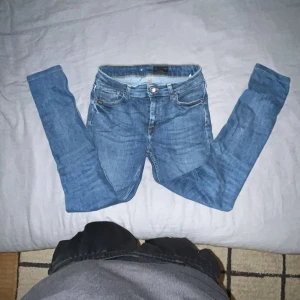 Tiger of sweden jeans - Snygga blå skinny jeans från Slight i klassisk denim med fem fickor och orangea sömmar. Jeansen har en smal passform och normal midja, perfekta till sneakers eller boots. Storlek 29/30, passar 28/30 Modell: slight