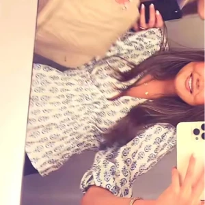 Blommig croppad blus med puffärm - Säljer en söt blommig croppad blus med blått mönster och puffärmar. Blusen har en luftig passform och resår vid ärmslut och midja. Perfekt för en fräsch och somrig look! Helt slutsåld!