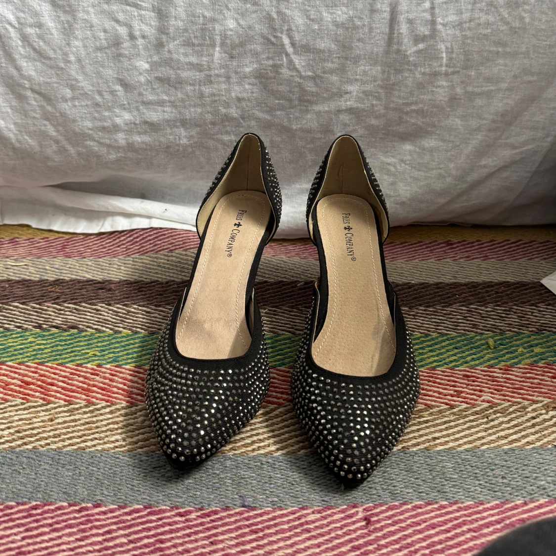 Svarta pumps med silverglittriga nitar - 2