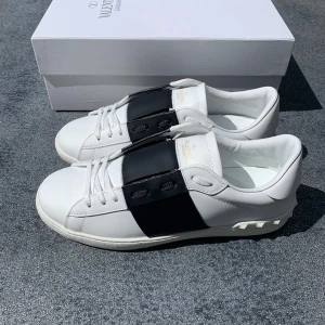 Valentino Open  - Storlek 43, skickar idag!