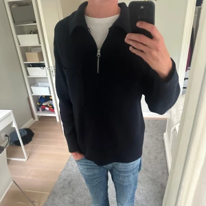 Marinblå quaterzip ARKET - Marinblå zip från ARKET. Storlek M och passar M/L. Nypris är 990 kr. En zip som jag tycker är sjukt snygg men inte använt tillräckligt.