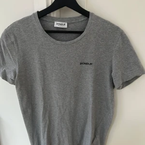 Grå t-shirt från Dondup - Grå t shirt från premium märket dondup. Knappt använd så mycket bra skick. 