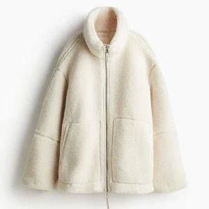 Teddyjacka hm - Teddyjacka från hm som är väldigt efterfrågad och helt slutsåld överallt. Jag har aldrig använt den men däremot finns lite defekter på insidan men inget som syns på utsidan eller när man har på sig den, utan det var så när den köptes från butiken.