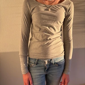 Ljusgrå långärmad tröja - Enkel och stilren ljusgrå långärmad topp. Sitter tight mot kroppen och är perfekt att matcha med jeans eller kjol. Tunn och mjuk i materialet. Toppen är i storlek XS och från Lager 157. Perfekt basplagg som funkar året runt. Nypris 60 kr, säljs för 30 kr. 💗💗