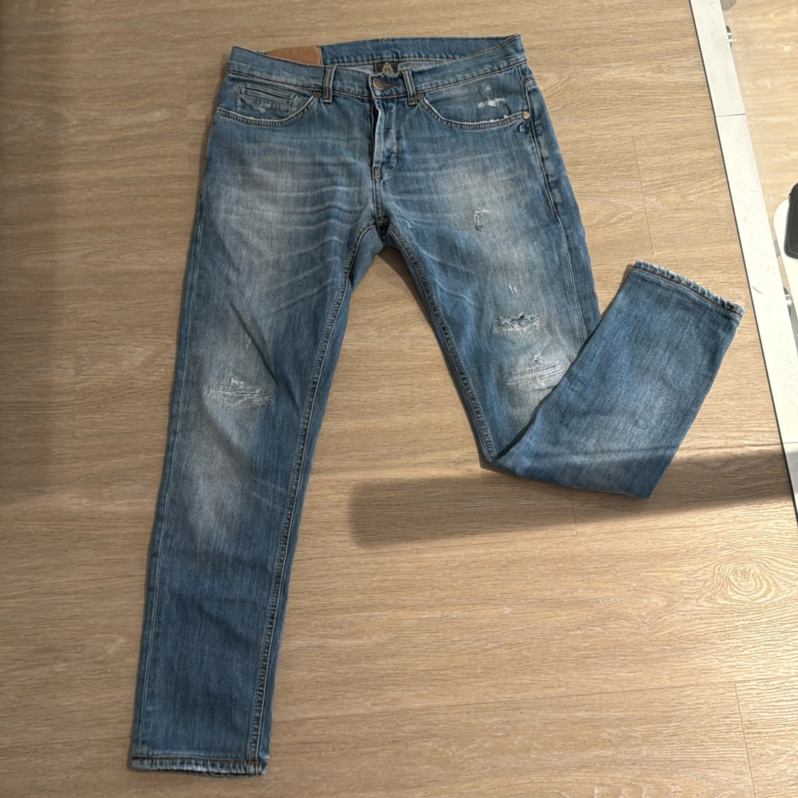 Blå skinny jeans med slitningar - 4