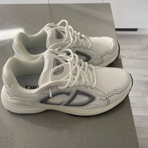 B30 - Säljer dessa vita b30 då dem var för små på mig, dem är endast testade