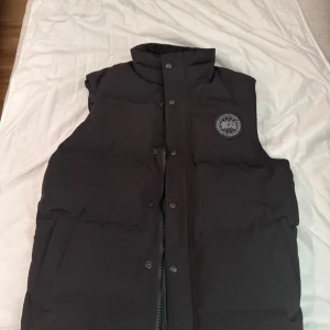 Svart Canada goose vest - Bara använd ett par gånger den är i perfekt kondition. Perfekt för alla typer av väder
