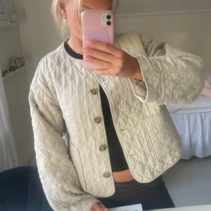 Beige jacka zara - Säljer denna sjukt söta jackan som är beige med bruna knappar. Den är i storlek L men skulle nog säga S. Den är i fint skick och är perfekt nu till hösten🍁
