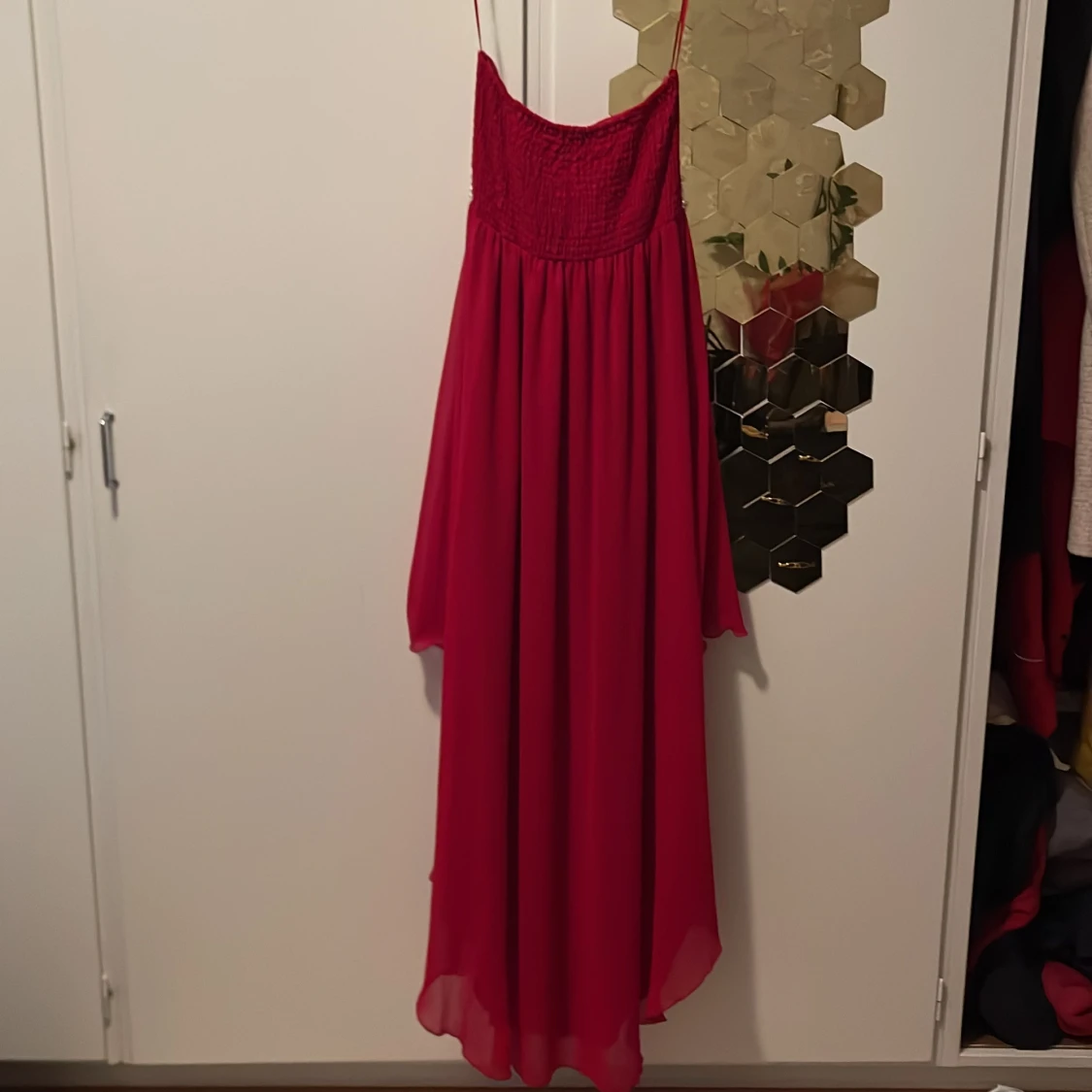 Röd långklänning med pärldetaljer - 1