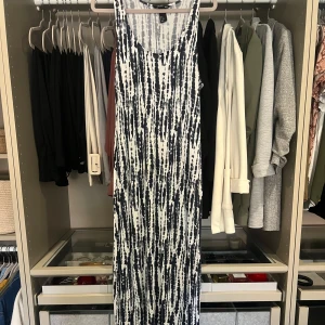 Randig långklänning i svart och vitt - Snygg ärmlös lång sommarklänning. Den är mkt finare på än hängandes såhär. Superskick!