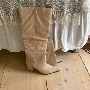 Boots - Beiga boots med klack, aldrig använda!