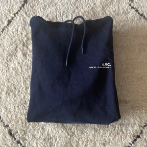 Mörk blå apc hoodie  - En riktigt najs APC hoodie | Använd men grymt bra skick, inga defekter | Storlek S | Nypris närmare 2000kr, säljer för endast 600kr, kan fixa kvitto vid behov | Svarar gärna på era frågor och funderingar!