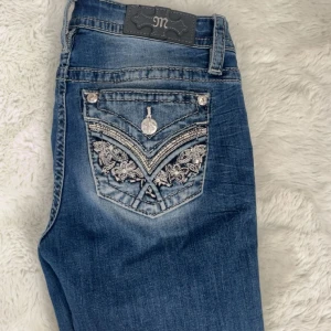 Miss Me jeans med broderade fickor - Fina miss me jeans, väldigt bra skick, säljer pg av att den är för stora och jag är 170 och dem sitter jättebra i längden❤️ och de är mid waist