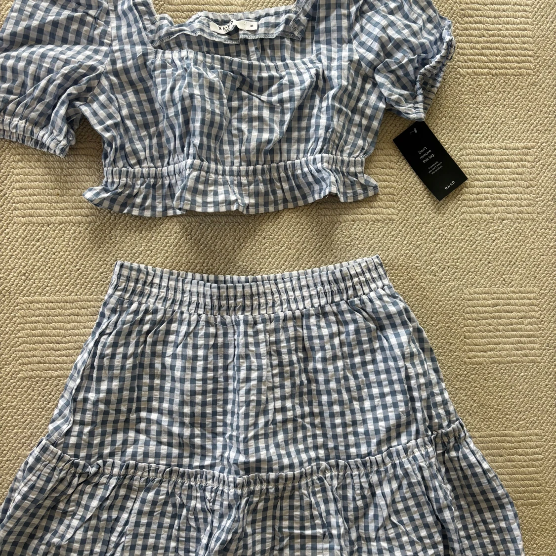 Blårutig ser från NA-KD