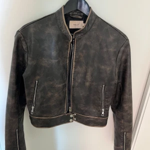  Skinnjacka från Nelly - Jätte snygg skinnjacka från Nelly, finns inte kvar i denna storlek. Använd ett fåtal gånger, inga defekter. 