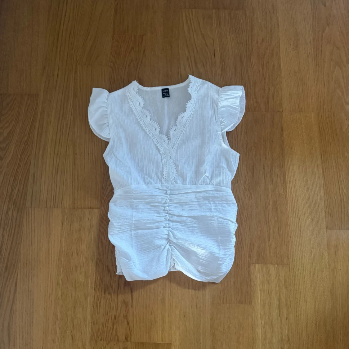 Vit blus med spets och volangärm - 1