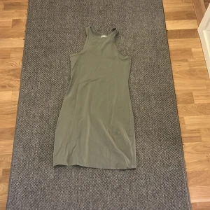 Grön divided klänning i storlek 36 - Grön divided klänning i storlek 36 från H&M i bra skick.