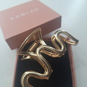 Guldig hårklämma  - En jätte fin guldig hårklämma. Med en unik style! Mycket bra skick ☺️💕