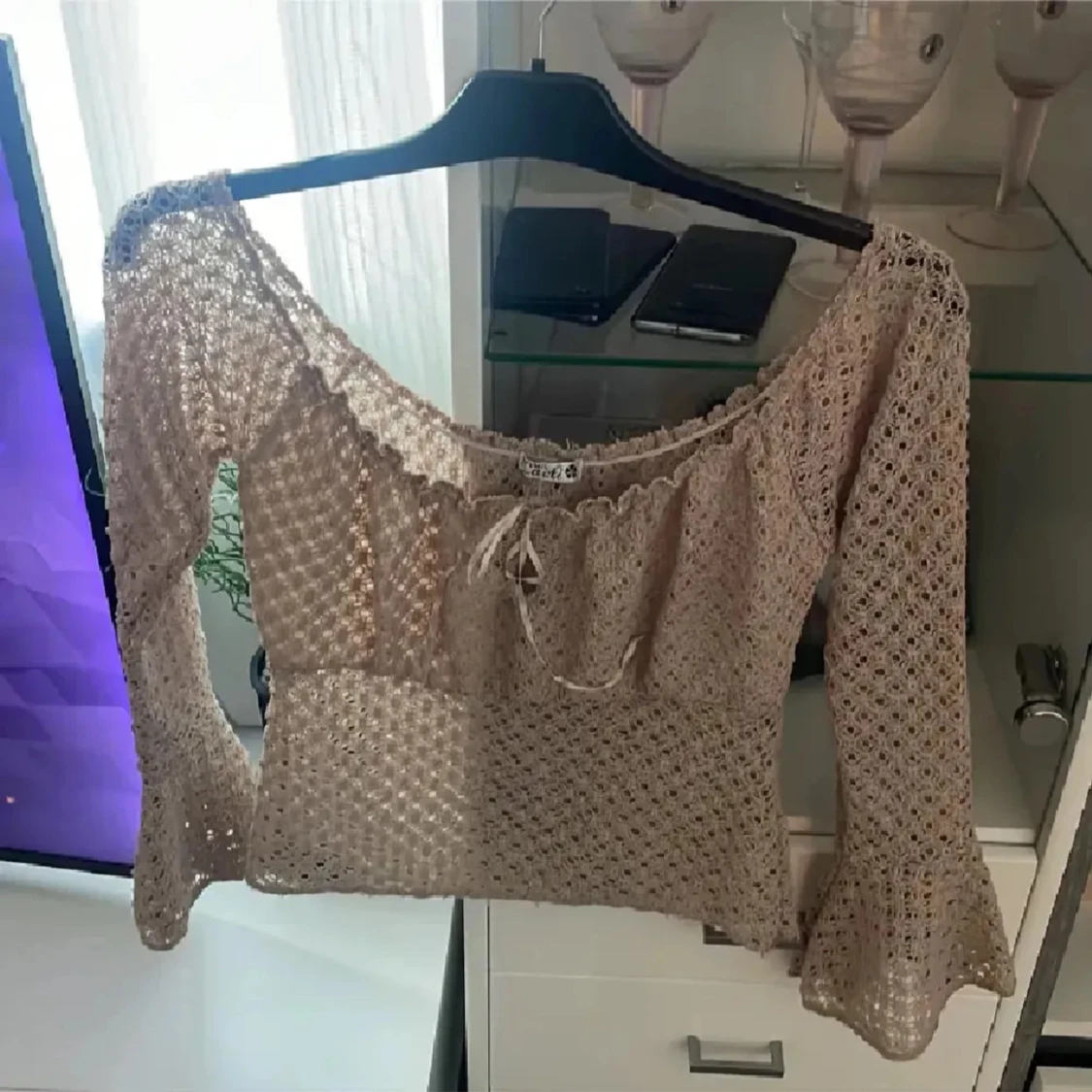 Beige spetsblus med trumpetärm - 3