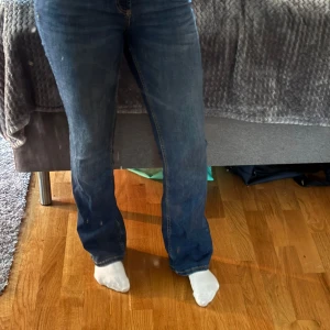 Lågmidjade Zara jeans  - Zara jeans som tyvärr inte kommer till användning. Använd fåtal gånger. Väldigt stretchiga:) lågmidjade 