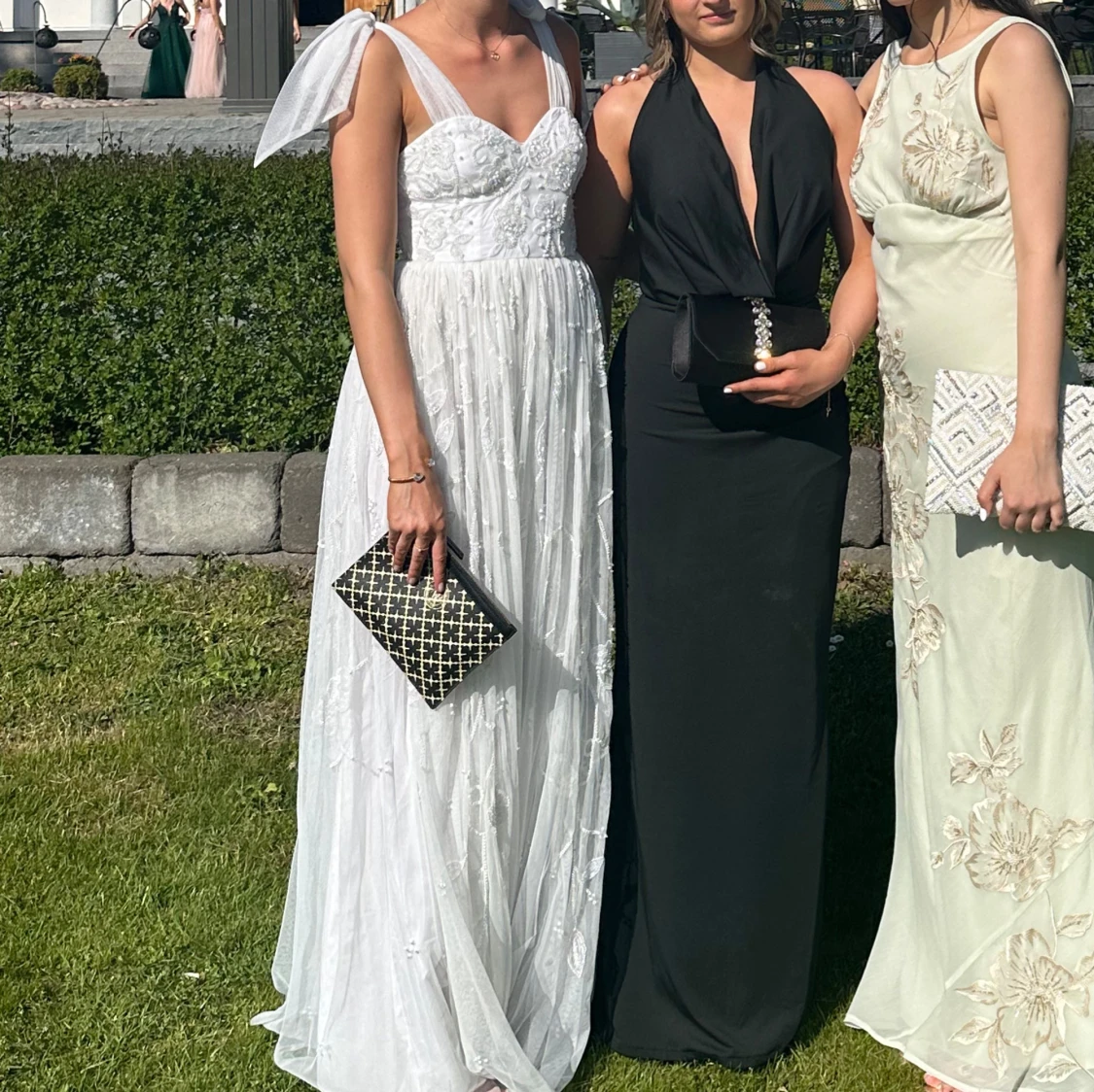 Vit klänning med spetsdetaljer - 1