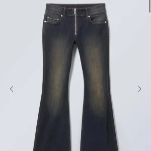 Weekday jeans med dragkedja  - Super populära och eftertraktade jeans med dragkedja ifrån weekday i storlek 34, helt i nyskick då de inte används!