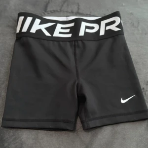 träningsshorts  - svarta träningsshorts från nike! aldrig använda! OBS! storlek M men sitter som XS/S!