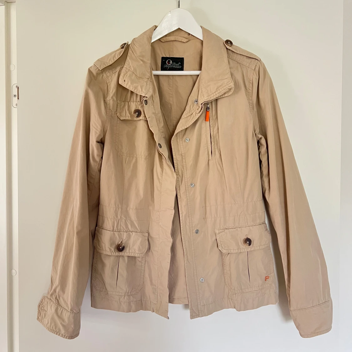 Beige vindjacka från Peak Performance