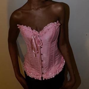 Rosa korsett - Jättefin korsett som ger en sjukt snygg form. I stl Xs men väldigt anpassningsbar då man spänner in den framtill. Hade nog velat säga att den mer är mellan Xs-M. Endast använd en gång så i mycket fint skick. Skriv för fler bilder samt om du har några funderingar! Priset går att diskutera💕