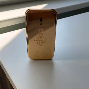 Paco Rabanne 1 Million EdT 50ml - 1 Million EdT från Paco Rabanne i 50 ml flaska. Flaskan har en lyxig guldig framsida med präglad logga och svart baksida. Designen är inspirerad av en guldtacka och flaskan är tillverkad i plast och glas. En ikonisk doft med maskulin och modern känsla. 1/4 är använd