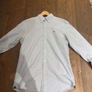 Morris Skjorta - Säljer nu min Morris 👔. Nypris ligger runt 1200! Storlek M, skicket är bra förutom fläckarna i armhålorna, syns inte när man har den på!! Pris går att diskutera vid snabb affär! Tveka inte på att höra av dig vid minsta fundering!🤩🤩